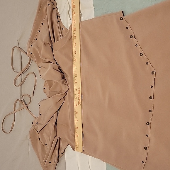 Hannah G. Ruffled Beige Top Size Small - Picture 13 of 16